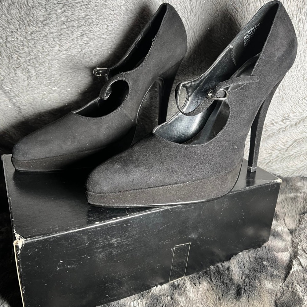Colin Stuart Black suede Heels